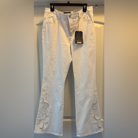 Democracy Women's Classic White Jeans - Picture 13 of 14